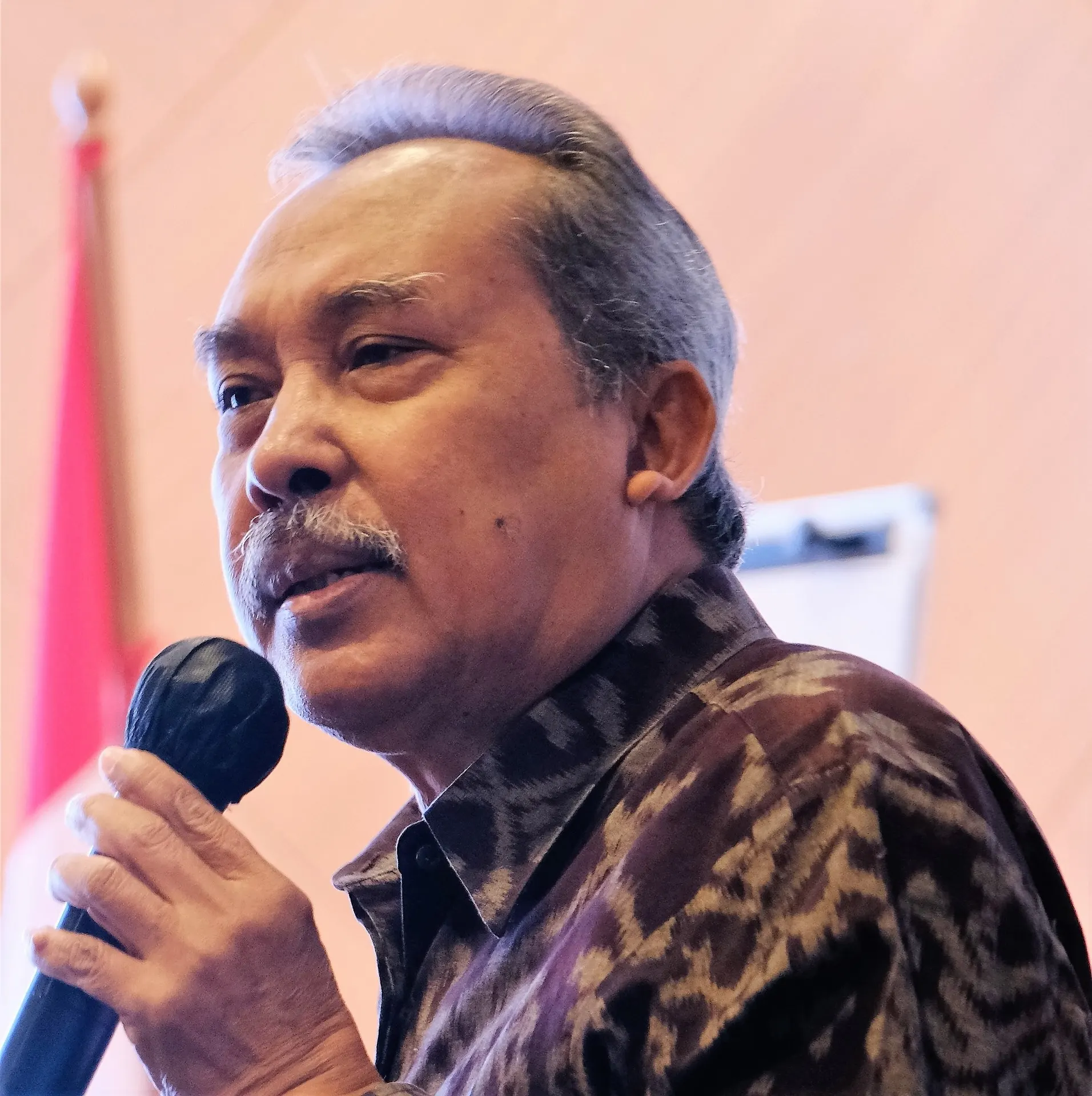 Syamsuddin Haris berbicara sambil memegang mikrofon