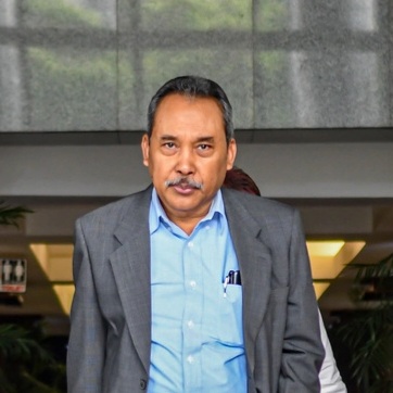 Syamsuddin Haris berbicara sambil memegang mikrofon